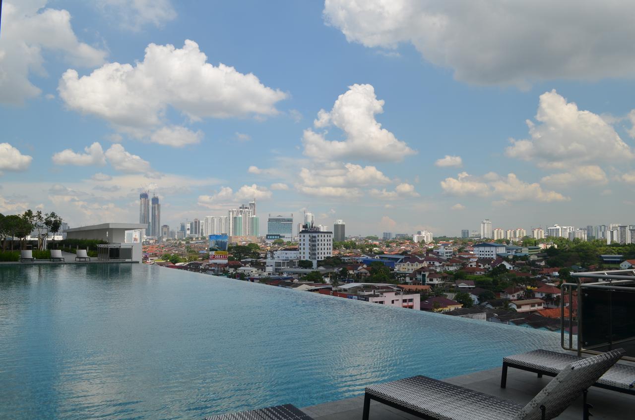 1 Tebrau Suites By Subhome Джохор-Бару Экстерьер фото