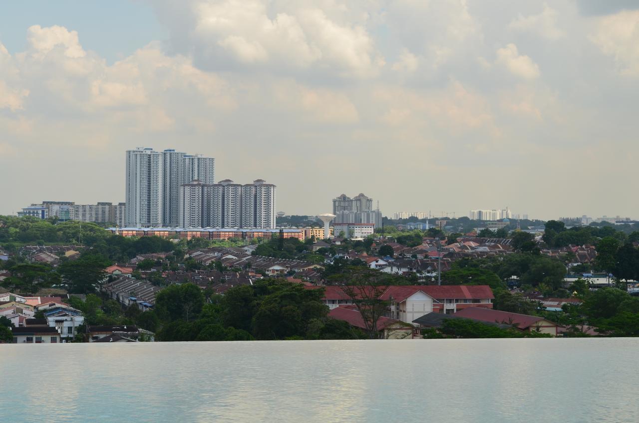 1 Tebrau Suites By Subhome Джохор-Бару Экстерьер фото