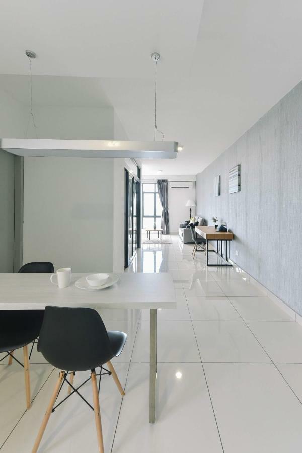 1 Tebrau Suites By Subhome Джохор-Бару Экстерьер фото